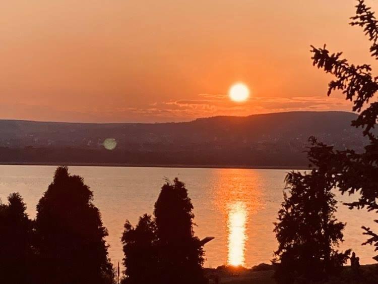 Sunset Beach Apartman Balatonfuzfo Exterior foto
